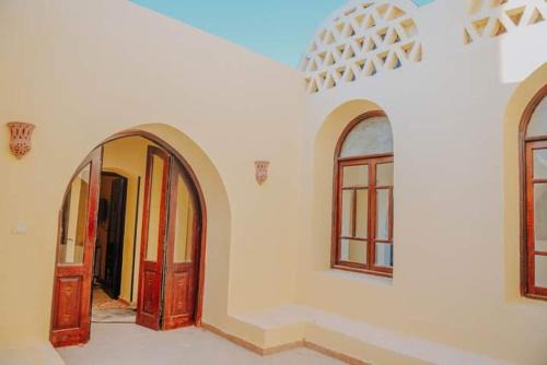 Yusuf as-Sidiq Bed & Breakfast | Pet-Friendly Getaway at قرية تونس with Pool & Hot Tub