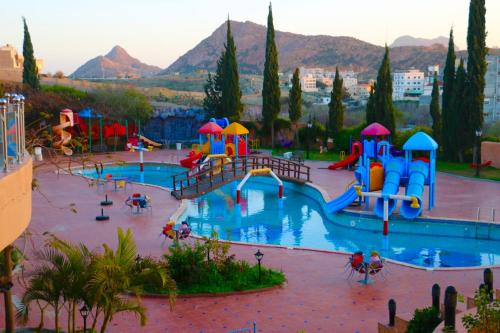 Al Hada Apartment | Discover منتجع داري الهدا: Oceanfront Retreat with Pool