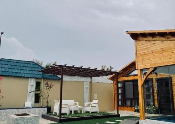 Taif Ski Chalet | Explore نزل تيفا الريفية: Pet-Friendly Retreat with Pool