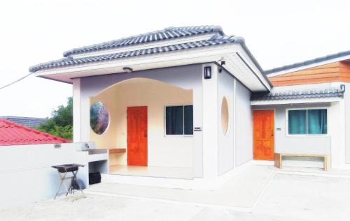 Sattahip House | Inviting Good View Sattahip: Family-Friendly with Dining