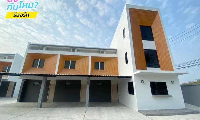 Chonburi Hotel | Relax at นั่งเล่นกันไหม รีสอร์ท SHA Plus with Hot Tub