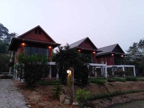 Sakae Krang Resort | Charming บ้านกลางเกาะ รีสอร์ท - Child-Friendly Getaway