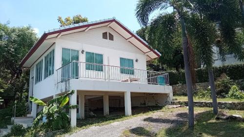 Sattahip House | Exploreบ้านชมวิว@แสมสาร: Child-Friendly Retreat with Top Ratings