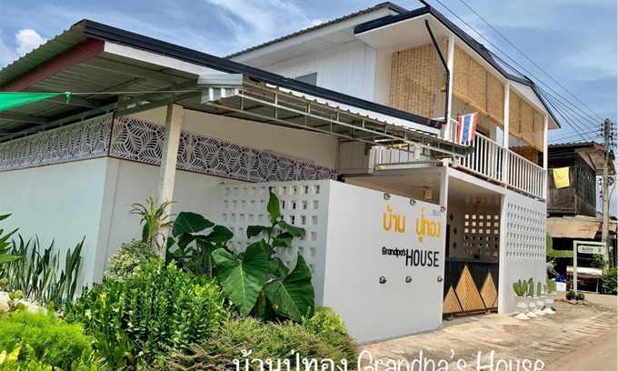 Pak Chom House | Family-Friendly Retreat at Grandpa's House with Full Kitchen