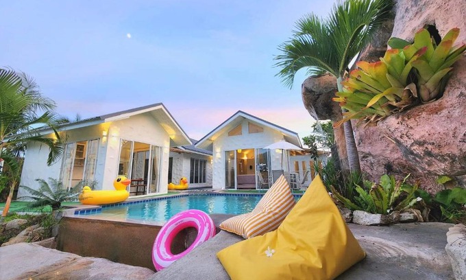 Hua Hin Villa | Discover บ้านพักหัวหิน i Fah: Pet-Friendly with Pool & Hot Tub