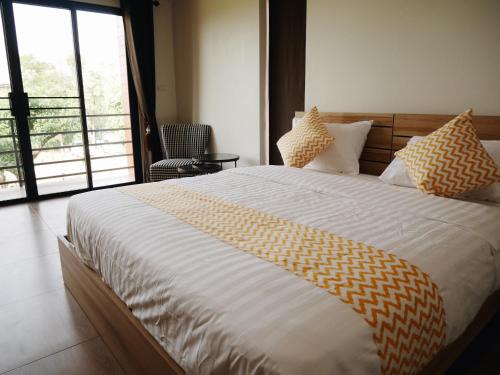 Takhli Hotel | Relax at บ้านเพลิน: Family-Friendly Retreat with Dining
