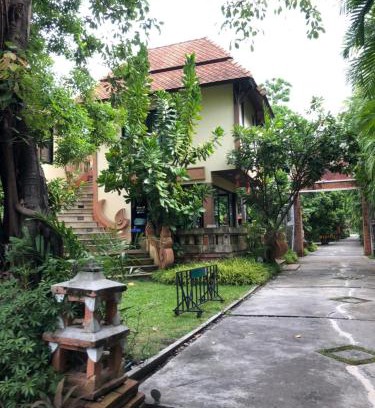 Si Thep Hotel | Family-Friendly Getaway at พิชชาวรี รีสอร์ท with Pool