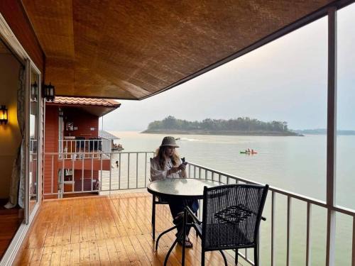 Tha Kradan Hotel | Relax at ภูไพรเลค รีสอร์ท: Pool, Restaurant & Hot Tub