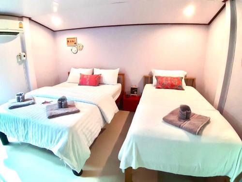 Kapong Resort | Experience Comfort at รรินธารา รีสอร์ท with Great Amenities