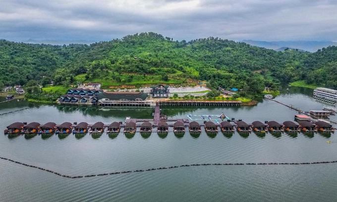 Tha Kradan Hotel | Relax at ลีฟ เลค กาญจน์ รีสอร์ท with Hot Tub & Dining