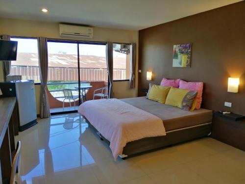 Ayutthaya Hotel | Discover Sri Krung Deluxe Hotel: Pet-Friendly & Family Fun