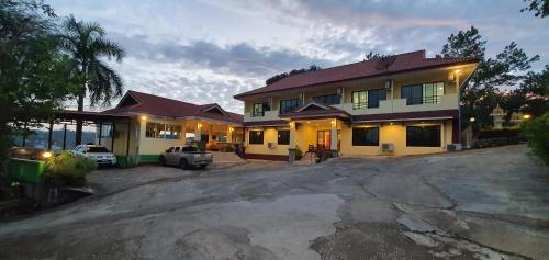 Sangkhla Buri Resort | Discover สังขละการ์เด้นโฮม: A Cozy Retreat with Dining