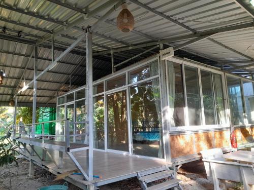 Ratchaburi House | Discover เคียงคลองโฮมสเตย์: Pet-Friendly Retreat