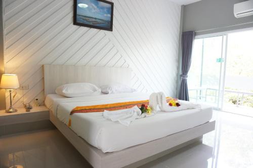 Chanthaburi Hotel | Explore Grand Forest: Family-Friendly with Pool & Dining