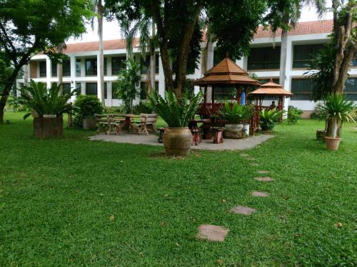 Dan Chang Hotel | Discover Comfort at โรงแรมฉัตรแก้ว - Family Friendly Stay