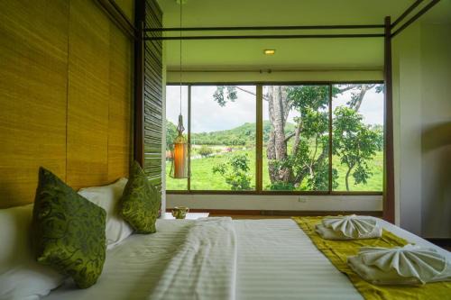 Khanong Phra Hotel | Villa Paradise: Oceanfront Retreat with Pool Amenities