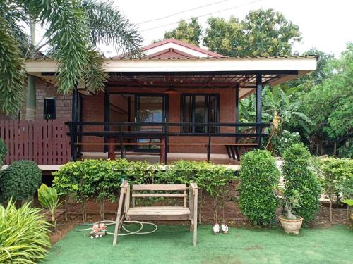 Kaset Sombun House | Homestay Yai Nan: Kid-Friendly Retreat with a Pool