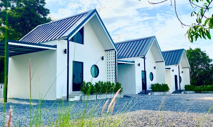 Phrom Buri Apartment | Child-Friendly Retreat at โฮมสเตย์ สุขสำราญ รีสอร์ท