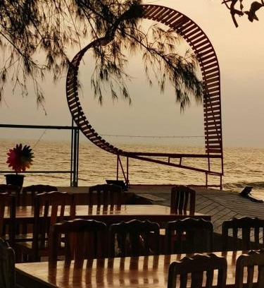 Chaiya House | Beachfront Bliss at Chaiya Seaview Homestay