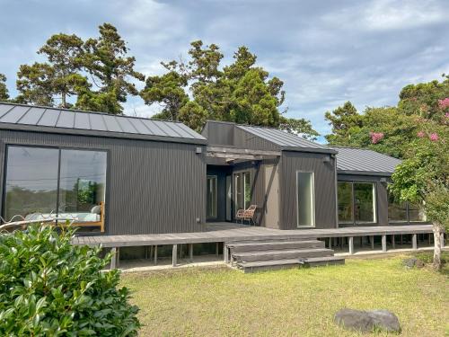 Oshima Apartment | Eco-Friendly Family Retreat at くろまま with Hot Tub
