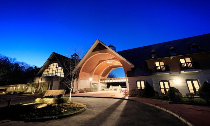 Tsumagoi Hotel | Pet-Friendly ゆとりろガーデン北軽井沢 with Hot Tub & Dining