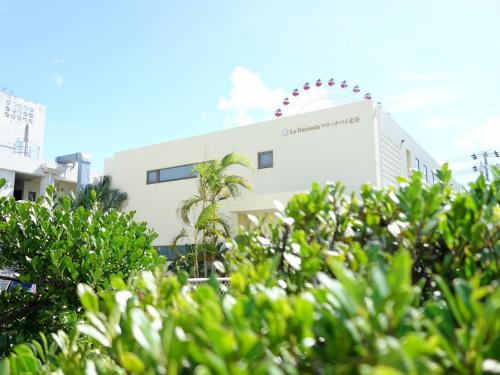 Chatan Villa | Explore Sunline Chatan Condominium Resort with Hot Tub & Breakfast
