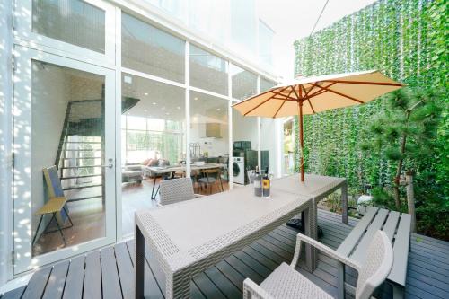 Katasekaigan House | Beachfront Getaway: Enjoy Family Fun Near Enoshima Aquarium