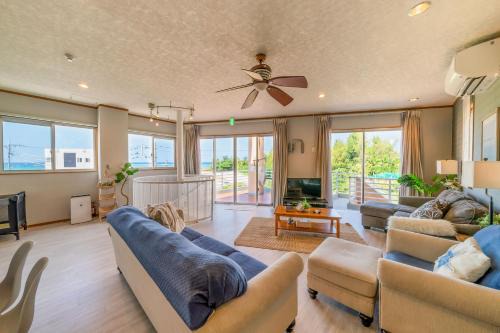 Maeda Villa | Beachfront Bliss at ペンション ラナカイハウス沖縄