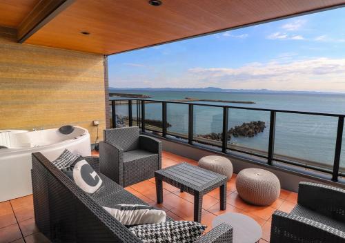 Yokosuka Apartment | GLOCE ル グランブリュリゾート長沢: Oceanfront Pet-Friendly Escape