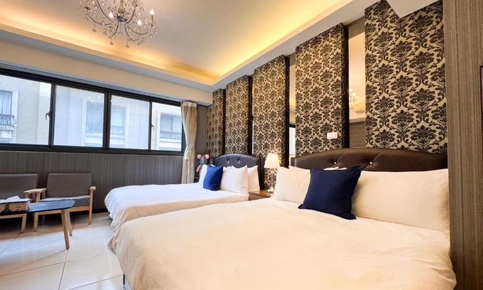 University District House | Pet-Friendly Haven with Breakfast and Family Comfort