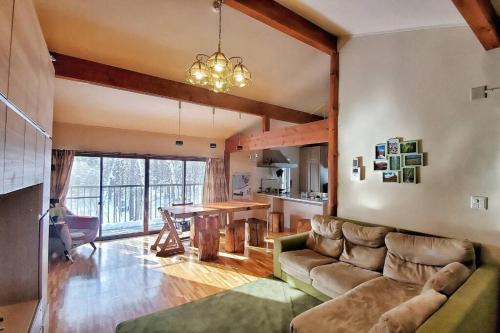 Nagano Ski Chalet | Modern Ski Chalet: 9.4/10 Rated with WiFi & Café Access