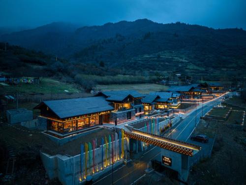 Yadu House | Experience the Beauty of 九寨云裳 with Oceanfront Views