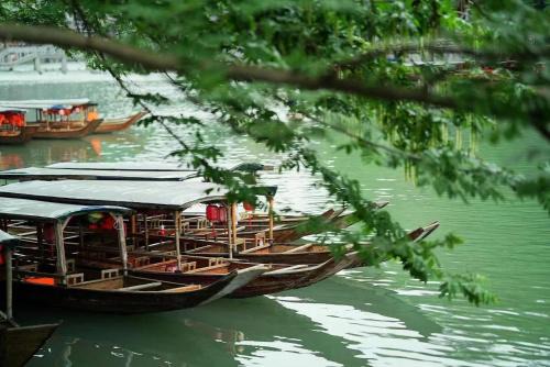 Fenghuang Apartment | Explore 凤凰古城宝庆民宿: Pet-Friendly Family Retreat