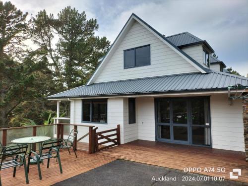 Fairview Heights House | Cozy Room in a Villa with Kitchen & Breakfast Included