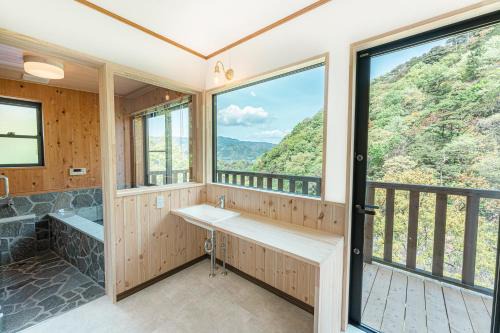 Shimotaga House | Family-Friendly Stay at 南熱海あじろハウス with Hot Tub
