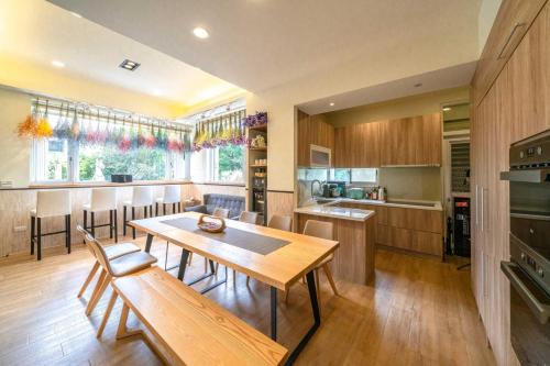 Wujie House | Discover Caspia: Guest Rated 9.7 with Family-Friendly Amenities