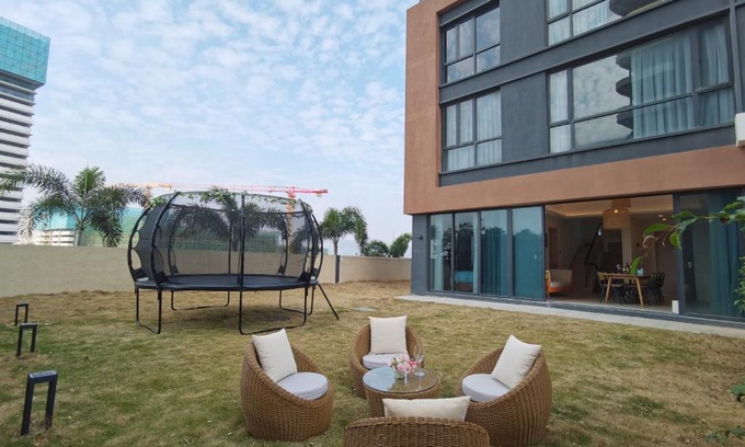 Huidong House | Discover 双月湾海湾里一诚度假酒店 with Ocean Views