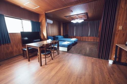 Higashisumiyoshi-ku Apartment | Discover 唐風家 北田辺: Family-Friendly Retreat with Hot Tub