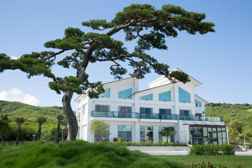 Sail Rock Beach Hotel | Escape to 墾丁椰林: Oceanfront Retreat with Great Amenities