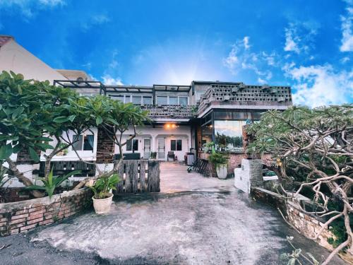 Eluan House | Explore 墾丁 Sky Villa: Oceanfront Retreat with Pets Welcome