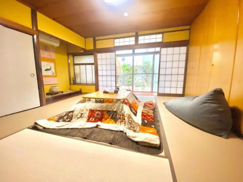 Higashisumiyoshi-ku House | Garden Retreat: Only 4 Minutes to Tennoji Station