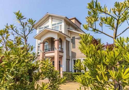 Dongshan Villa | Discover 奇凡小花園: Exclusive Stay with Family-Friendly Amenities