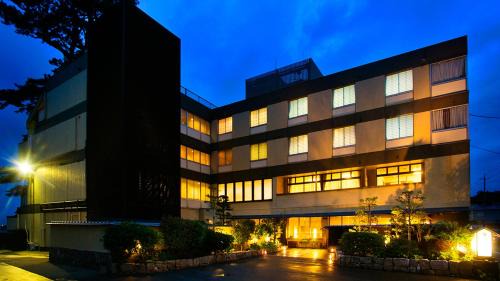 Hagi Hotel | Experience Oceanfront Bliss at 宵待ちの宿 萩一輪