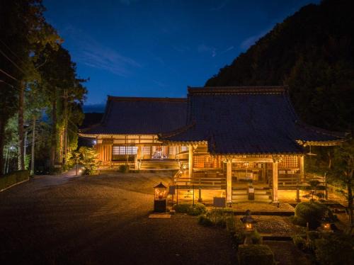 Nachikatsuura House | Top-Rated Temple Hotel Daitai-ji: Pet & Child Friendly Stay