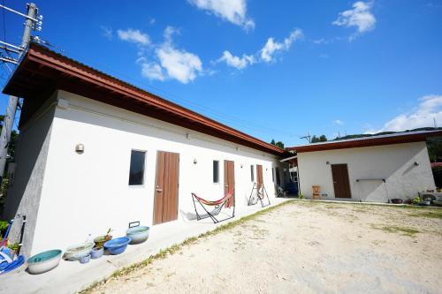 Iriomote-jima Taketomi-cho Apartment | Oceanfront Haven at 宿屋padoma - Guest Rated 9/10