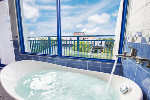 Xiaoliuqiu Bed & Breakfast | Relaxing Oceanfront Retreat at Lu Jing B&B with Spa Access
