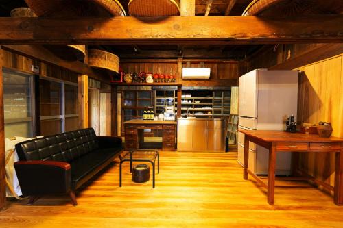 Yakushima House | Guest Rated 9.5: 屋久杉楼 七福 with Kitchen Amenities