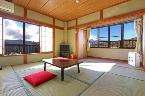 Yamanakako Hotel | Discover 山中湖ハイツ: Your Ideal Lakeside Retreat