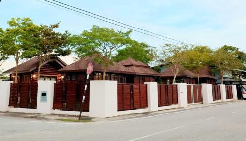 Taman Utama Satu House | Discover Tranquil Muar Balinese Resort with Pool & Family Fun