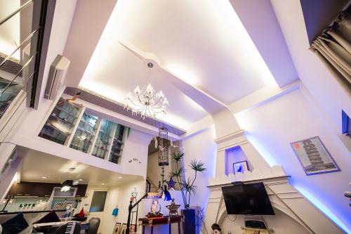 Luodong House | Enchanting Paris Villa for Parties with Oceanfront Views